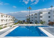 Hotel Route Active: Moderner Pool mit Palmen und Meerblick