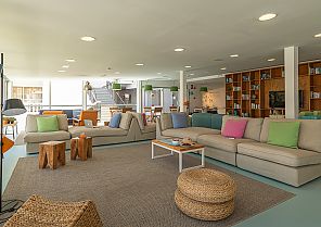 Moderne Lounge im Hotel Route Active mit gemütlicher Einrichtung