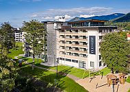 Flesslers Lenggries, Außenansicht, Flesslers Lenggries Hotel in malerischer Berglandschaft.