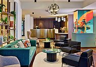 Flesslers Lenggries, Rezeption, Moderne Hotelrezeption mit stilvollem Interieur.