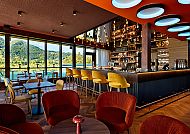 Flesslers Lenggries, Rooftop Bar, Moderne Rooftop Bar im Flesslers Lenggries mit Bergblick.