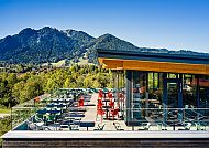 Flesslers Lenggries, Rooftop Terrace, Rooftop-Terrasse des Flesslers Lenggries mit Bergblick., Rooftop-Terrasse des Flesslers Lenggries mit Bergblick.