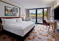 Flesslers Lenggries, Zimmerbeispiel, Modernes Hotelzimmer mit Bergblick im Flesslers Lenggries.