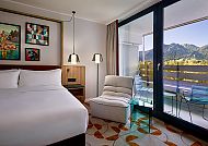 Flesslers Lenggries, Zimmerbeispiel, Modernes Hotelzimmer mit Bergblick im Flesslers Lenggries.