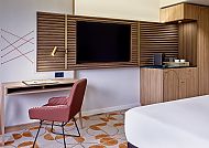 Flesslers Lenggries, Zimmerbeispiel, Modernes Zimmer im Flesslers Lenggries Hotel, stilvoll eingerichtet.