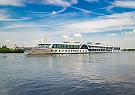 MS Compass Opera auf ruhigem Wasser unter blauem Himmel