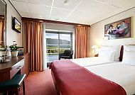 Elegante Kabine mit französischem Balkon auf der MS COMPASS OPERA.