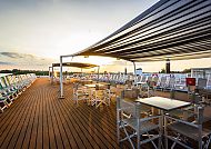 Möbliertes Sonnendeck an Bord der 'MS COMPASS OPERA'