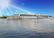 MS Compass Opera auf ruhigem Wasser unter blauem Himmel