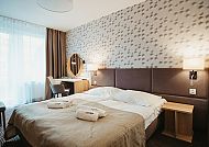 Modernes Hotelzimmer mit Doppelbett und stilvoller Einrichtung