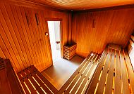 Gemütliche Sauna mit warmem Holzinterieur und entspannter Atmosphäre