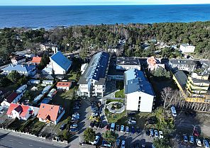 Luftaufnahme einer Küstenstadt mit Gebäuden und Meer im Hintergrund