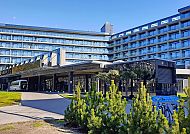 Hotel Hamilton Spa & Wellness mit moderner Architektur bei Sonnenschein