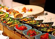 Buffet im Hotel Hamilton Spa & Wellness mit bunten Speisen