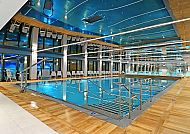 Moderner Poolbereich im Hotel Hamilton Spa & Wellness