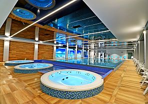 Luxuriöser Poolbereich im Hotel Hamilton Spa & Wellness.