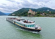 MS Rousse Prestige, MS Rousse Prestige auf malerischer Flusskreuzfahrt vor Burgkulisse.