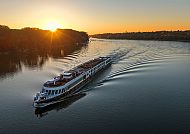 MS Rousse Prestige, Kreuzfahrt bei Sonnenuntergang auf der MS Rousse Prestige.