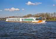 MS VistaBaroness, MS VistaBaroness auf ruhiger Flussfahrt unter blauem Himmel.