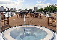 MS VistaBaroness Sonnendeck Whirlpool, Sonnendeck der MS VistaBaroness mit Whirlpool und Stadtblick.