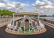 MS VistaBaroness Sonnendeck, Sonnendeck der MS VistaBaroness mit Liegestühlen und Flussblick.