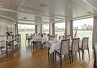 MS VistaBaroness Restaurant, Elegantes Restaurant auf der MS VistaBaroness mit Flussblick.