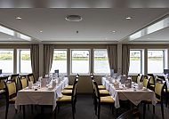 MS VistaBaroness Restaurant, Elegantes Restaurant im MS VistaBaroness mit Flussblick.