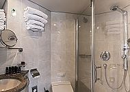 MS VistaBaroness Kabinenbeispiel Bad, Elegantes Badezimmerbeispiel auf der MS VistaBaroness.