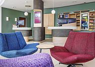 Lobby, Moderne Hotel-Lobby mit bunten Sesseln im Best Western Plus Papenburg., Moderne Lobby im Best Western Plus Hotel Papenburg.