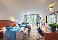 Modernes Hotelzimmer im Hotel Ikar Plaza mit zwei Betten