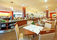 Elegantes Restaurant im Hotel Ikar Plaza mit Buffetbereich