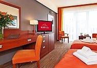 Gemütliches Hotelzimmer im Hotel Ikar Plaza mit warmen Farben