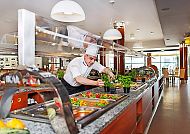 Buffet im Hotel Ikar Plaza mit frischen Speisen und Koch