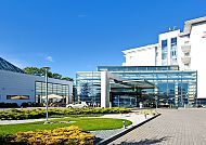 Moderne Außenansicht des Hotel Ikar Plaza bei strahlend blauem Himmel