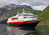 Kreuzfahrtschiff MS Nordlys vor malerischer Fjordkulisse.