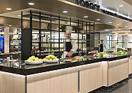 Elegantes Restaurant mit frischen Speisen auf einem Kreuzfahrtschiff.