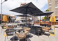 , Gemütliche Terrasse des Hotel JS Palma Plaza mit modernen Sitzmöbeln.