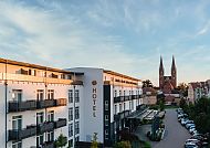 Resort Mark Brandenburg, Außenansicht, Resort Mark Brandenburg mit malerischer Stadtansicht im Hintergrund., Resort Mark Brandenburg mit Blick auf die Stadt und Kirchtürme.
