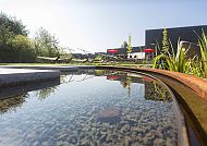 Fontane Therme, Sommerwiese, Sommerliche Entspannung an der Fontane Therme im Resort Mark Brandenburg.