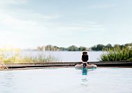 Resort Mark Brandenburg, Außenpool, Entspannung im Außenpool des Resort Mark Brandenburg.