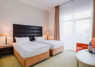 Resort Mark Brandenburg, Zimmerbeispiel, Modernes Zimmer im Resort Mark Brandenburg mit zwei Betten.