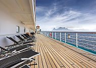 Promenadendeck, MS Amadea, Promenadendeck der MS Amadea mit Meerblick und Liegestühlen.