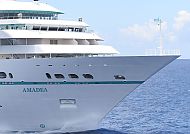 MS Amadea von außen, MS Amadea auf offener See unter blauem Himmel.