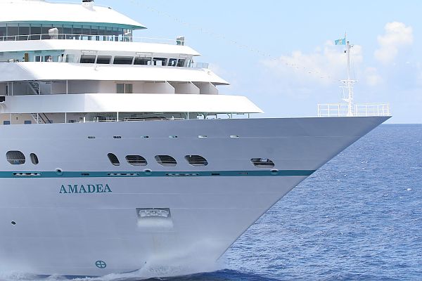 MS Amadea von außen, MS Amadea auf offener See unter blauem Himmel.