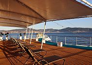 Sonnendeck der MS Amadea mit Liegestühlen und Meerblick