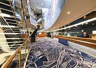 Elegantes Foyer der MS Amadea mit geschwungenem Treppenaufgang