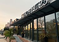Hotel Twenty-Three, Außenansicht, Moderne Außenansicht des Hotel Twenty-Three Amsterdam Airport.