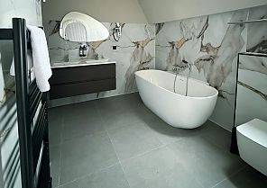 Hotel Twenty-Three, Zimmerbeispiel Bad, Modernes Badezimmer im Hotel Twenty-Three Amsterdam Airport.