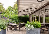 Art Hotel Aachen, Terrasse, Gemütliche Terrasse im Art Hotel Aachen mit grüner Umgebung.