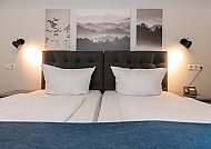 Art Hotel Aachen, Zimmerbeispiel, Modernes Hotelzimmer im Art Hotel Aachen mit stilvollem Design.